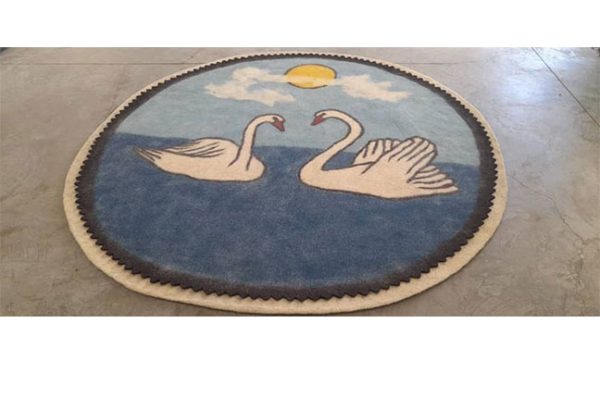 Round felt rug with swan design